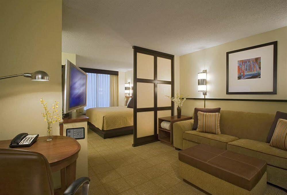 Hyatt Place Detroit/Utica Bagian luar foto